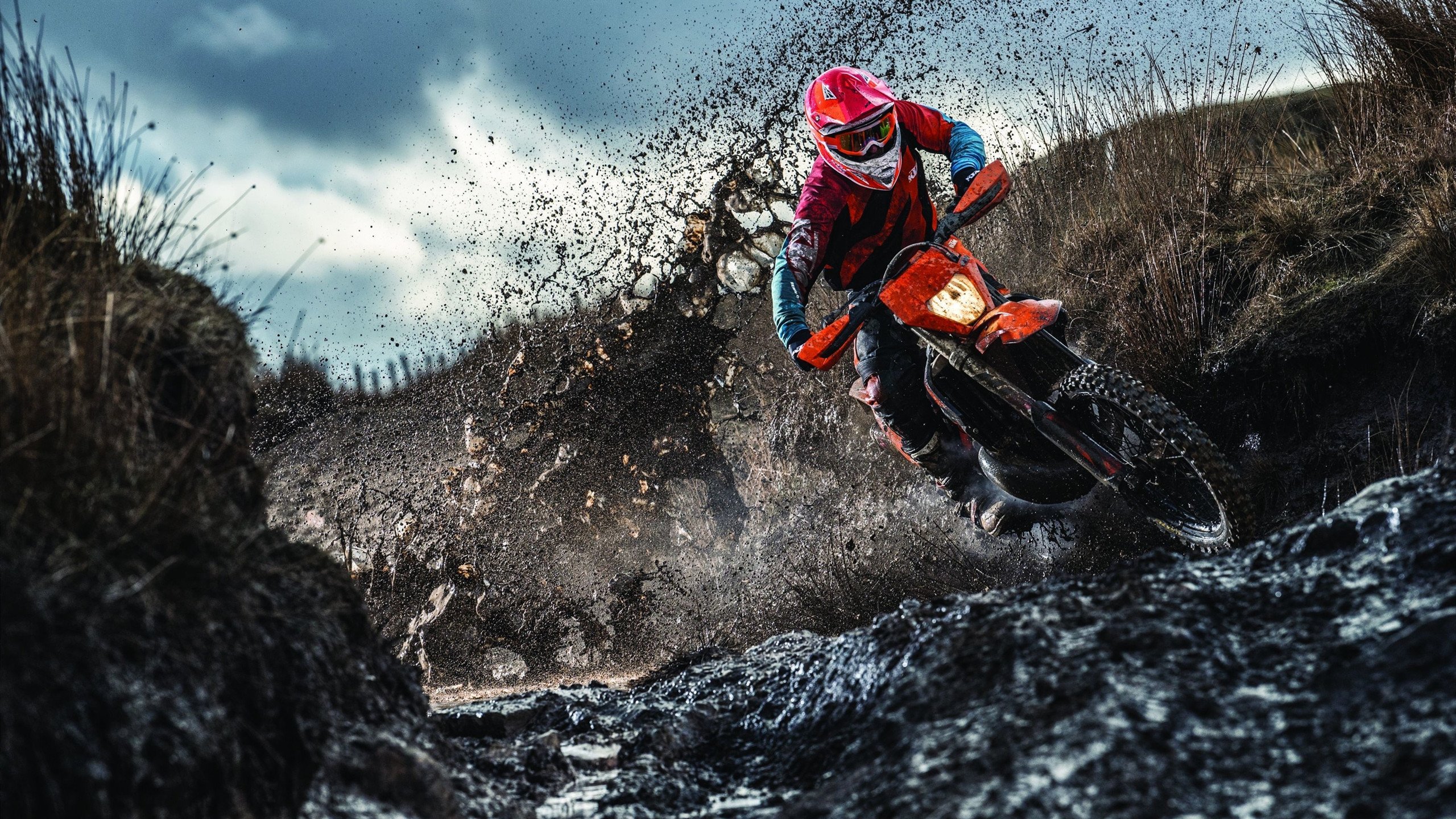 惊险超车：勇敢的一瞬间成就冠军，惊险时速